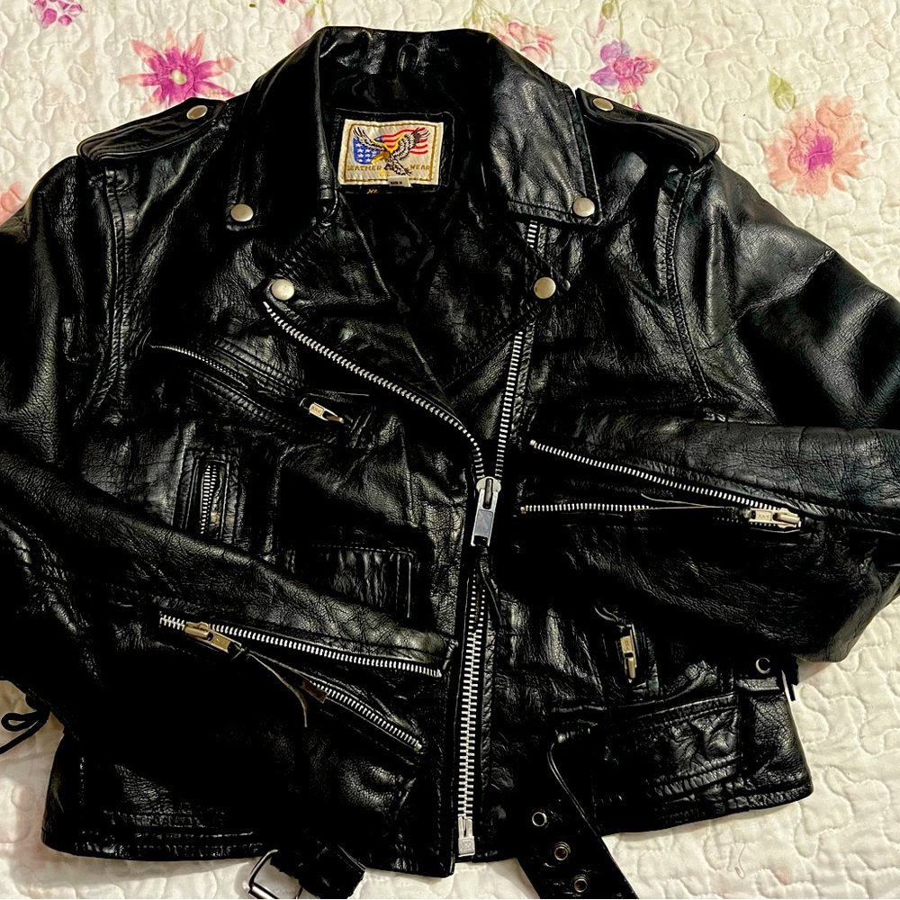 Vintage black leather biker jacket size XL women’s lined warm w/zippers & snaps